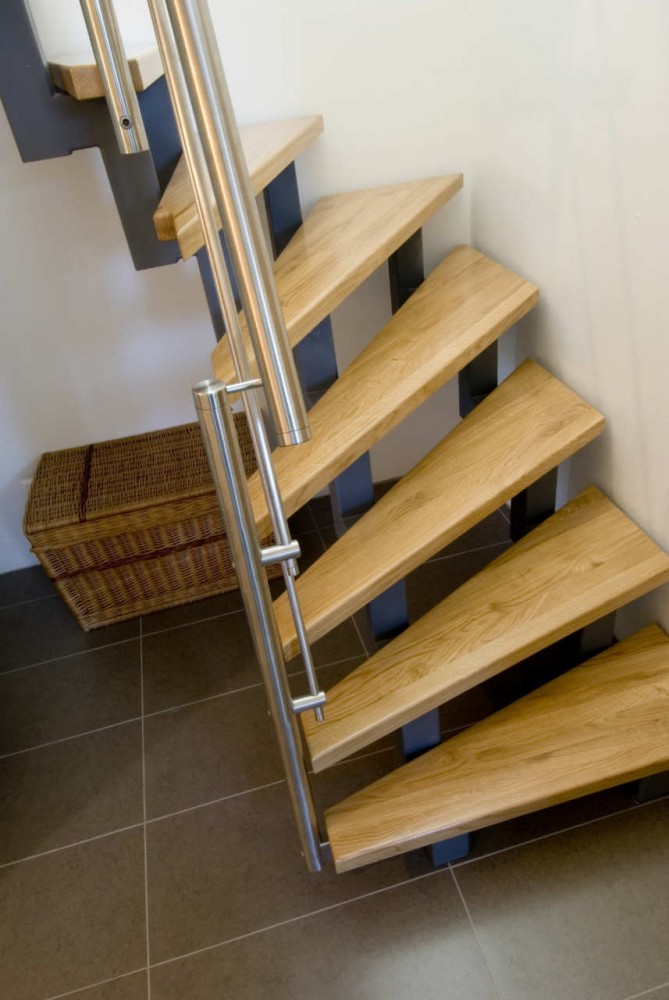 arhipura-fuxa-small-house-on-hillside-04-669x1000