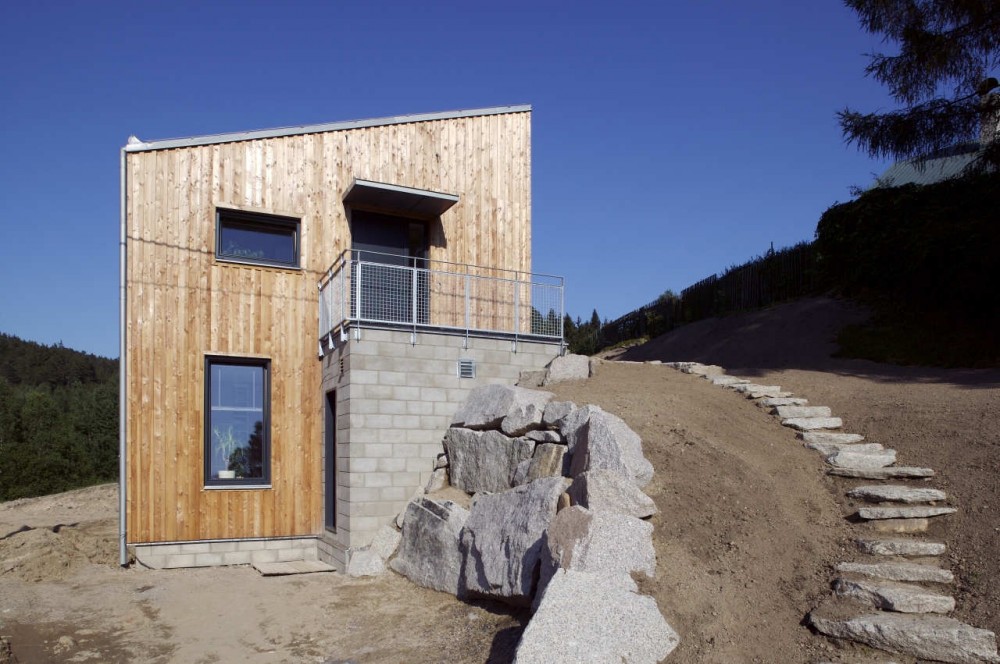 arhipura-jungmann-small-house-on-hillside-03-1000x664