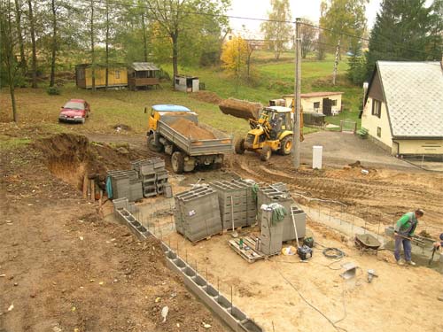 Dum-ve-svahu-stavba-004