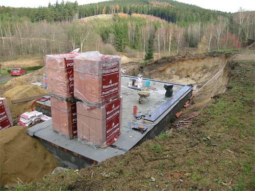 Dum-ve-svahu-stavba-005