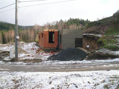 Dum-ve-svahu-stavba-007