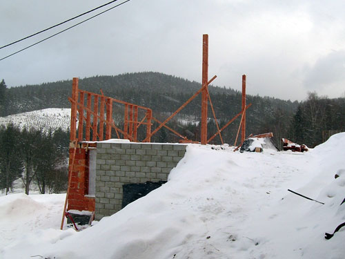 Dum-ve-svahu-stavba-008