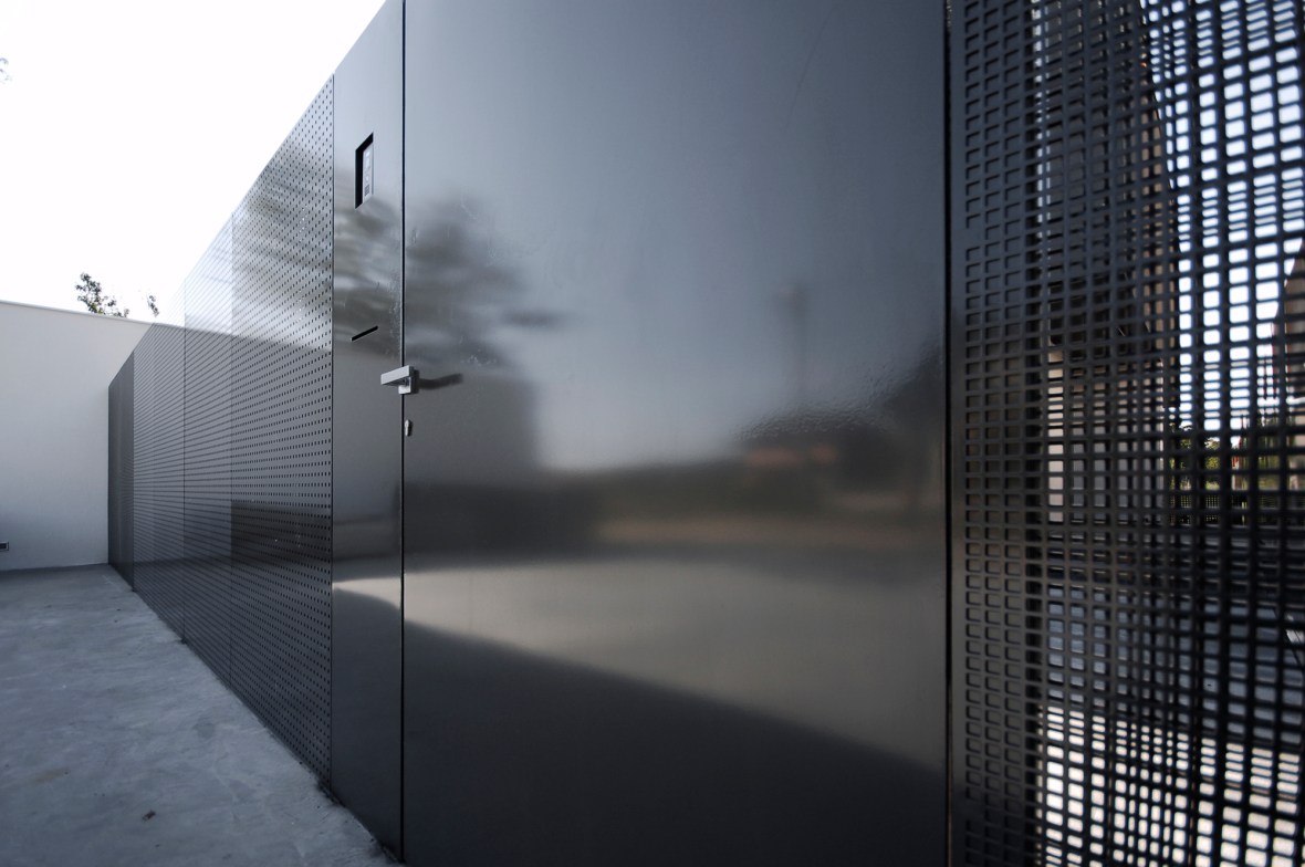 black-on-white-parasite-studio_bw_-3-case moderne_arhipura