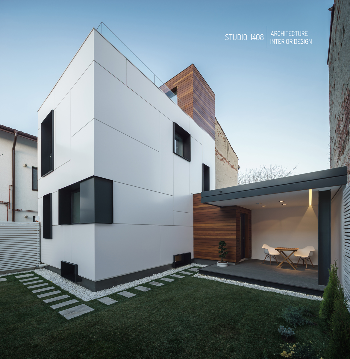 cartier vechi rezidential din bucuresti, casa din Romania, casa interbelica din bucuresti, fatada metalica ventilata, lemn iroko, reconsolidare, reconversie, stil minimalist, studio 1408, terasa pe acoperis, transformarea unei case degradate