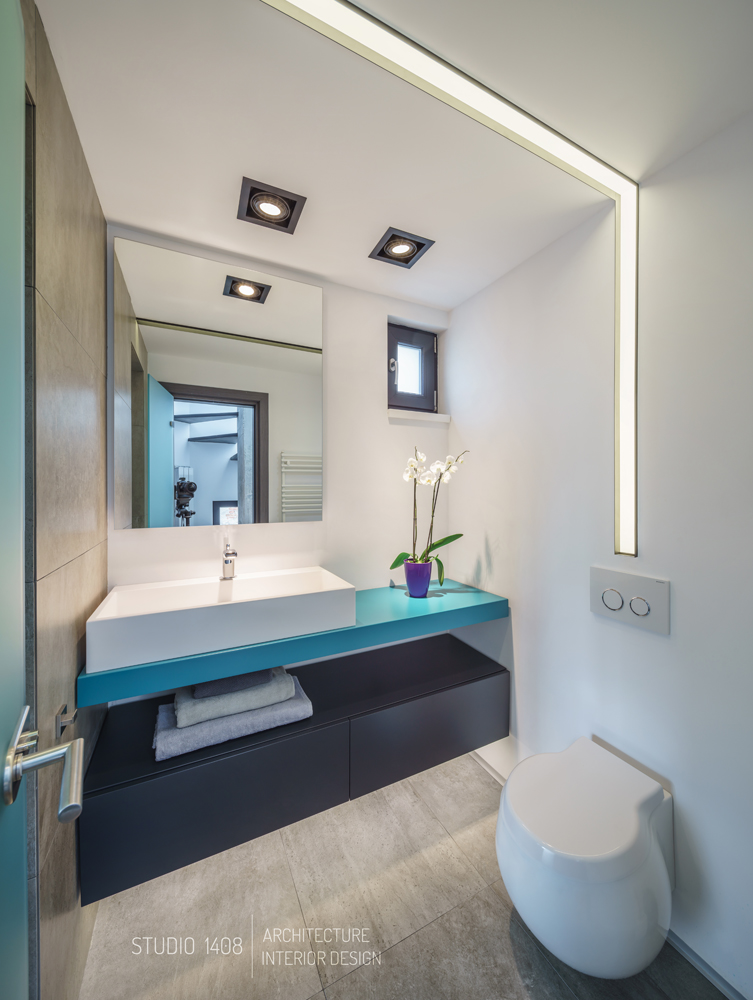 cartier vechi rezidential din bucuresti, casa din Romania, casa interbelica din bucuresti, fatada metalica ventilata, lemn iroko, reconsolidare, reconversie, stil minimalist, studio 1408, terasa pe acoperis, transformarea unei case degradate, baie moderna, interior detaliu