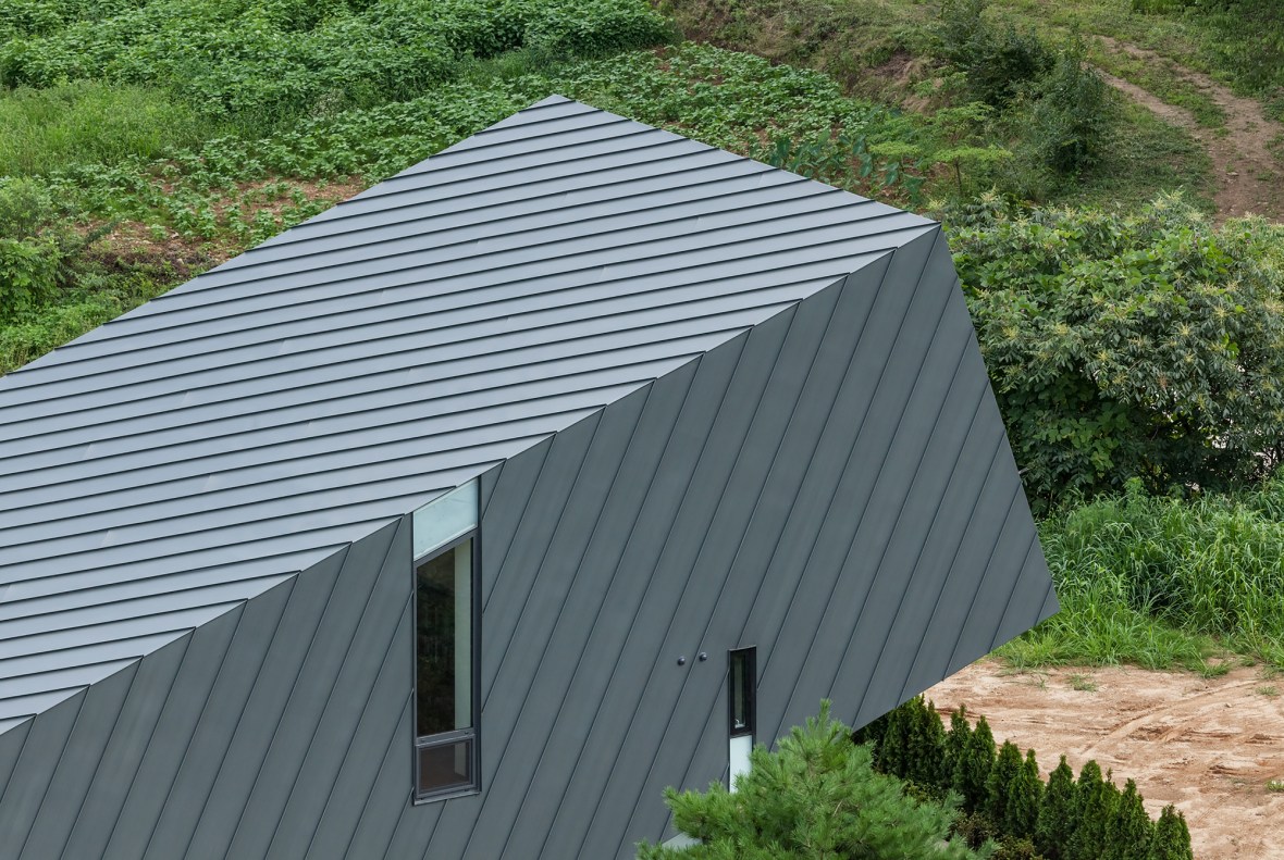 arhipura_5441e0f9c07a80762d00046e_leaning-house-praud_img-16-