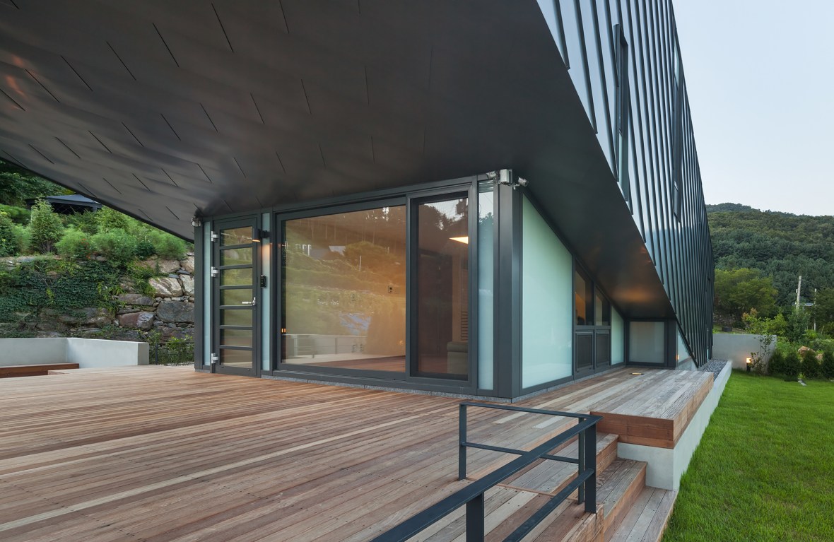 arhipura_5441e17bc07a80762d000471_leaning-house-praud_img-21-