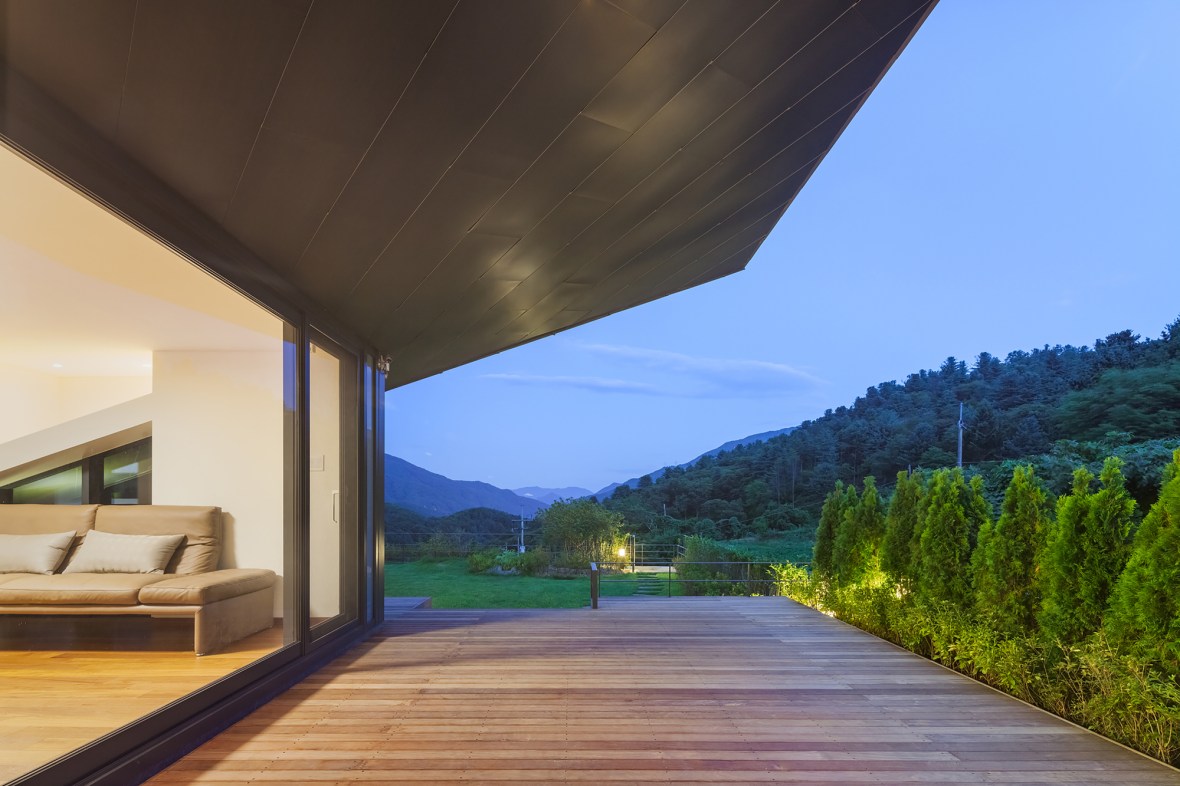 arhipura_5441e237c07a80762d000472_leaning-house-praud_img-27-