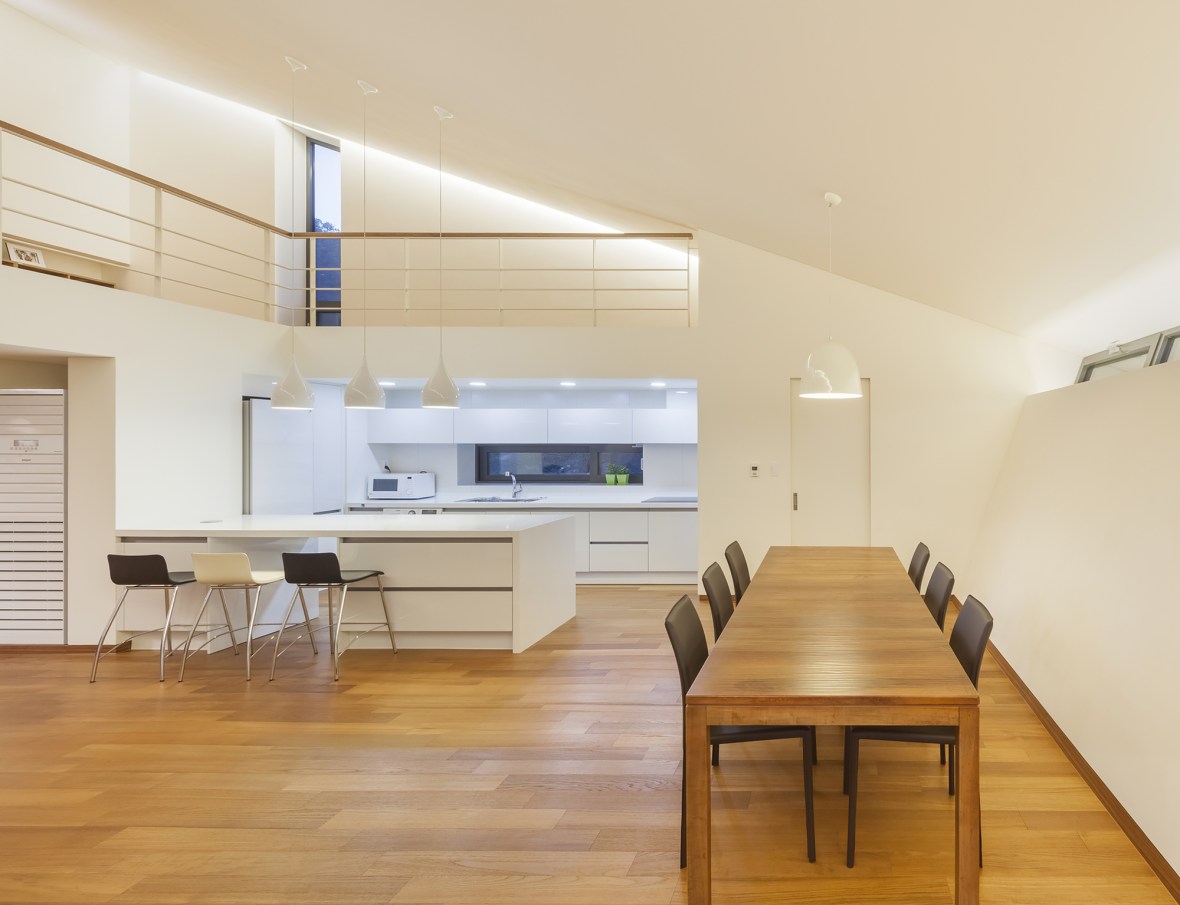 arhipura_5441e280c07a801fe700052f_leaning-house-praud_img-30-