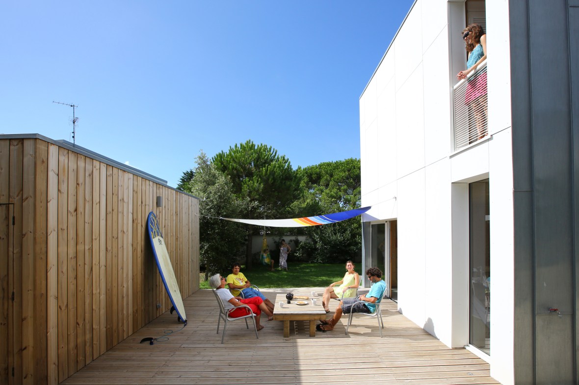 54a34978e58ecef97e00000d_2-en-1-intergenerational-house-tica-architecture_2en1_patio