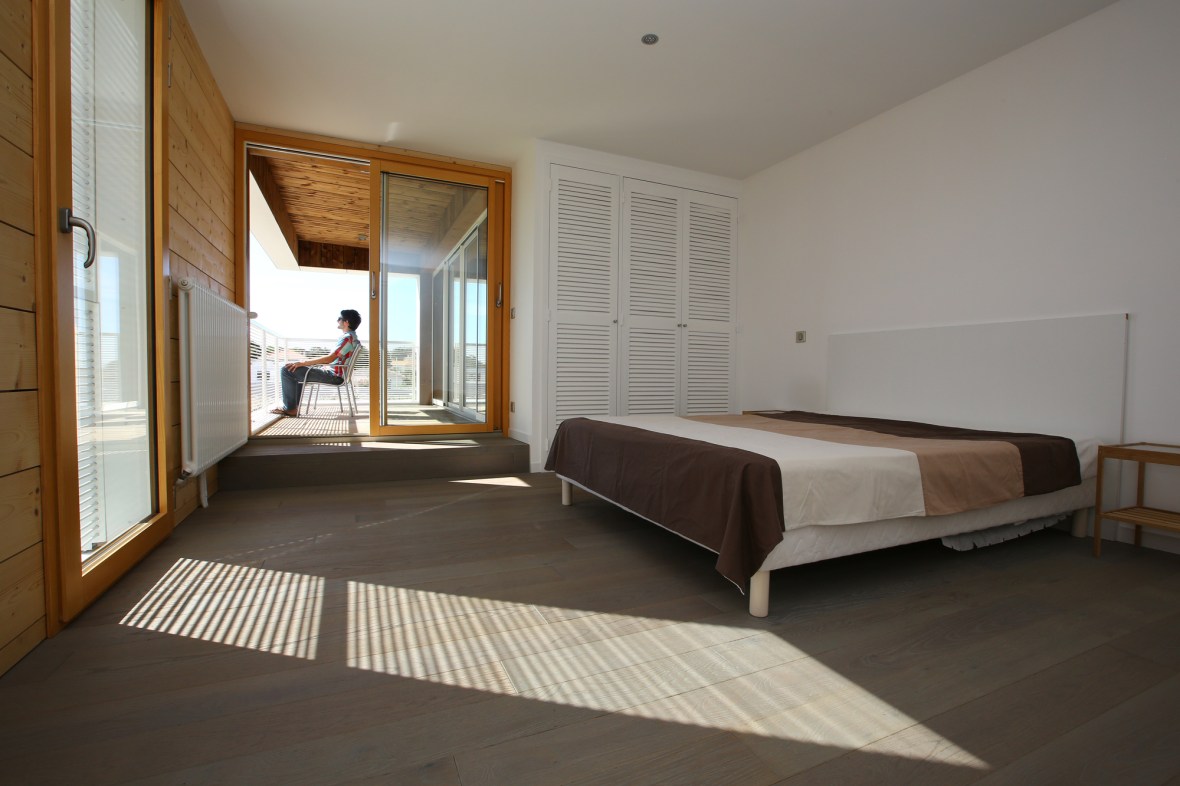 54a34980e58ece700900000a_2-en-1-intergenerational-house-tica-architecture_2en1_room_dewelling_1